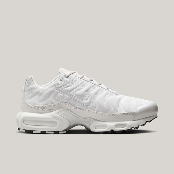 All white air max 2025 plus